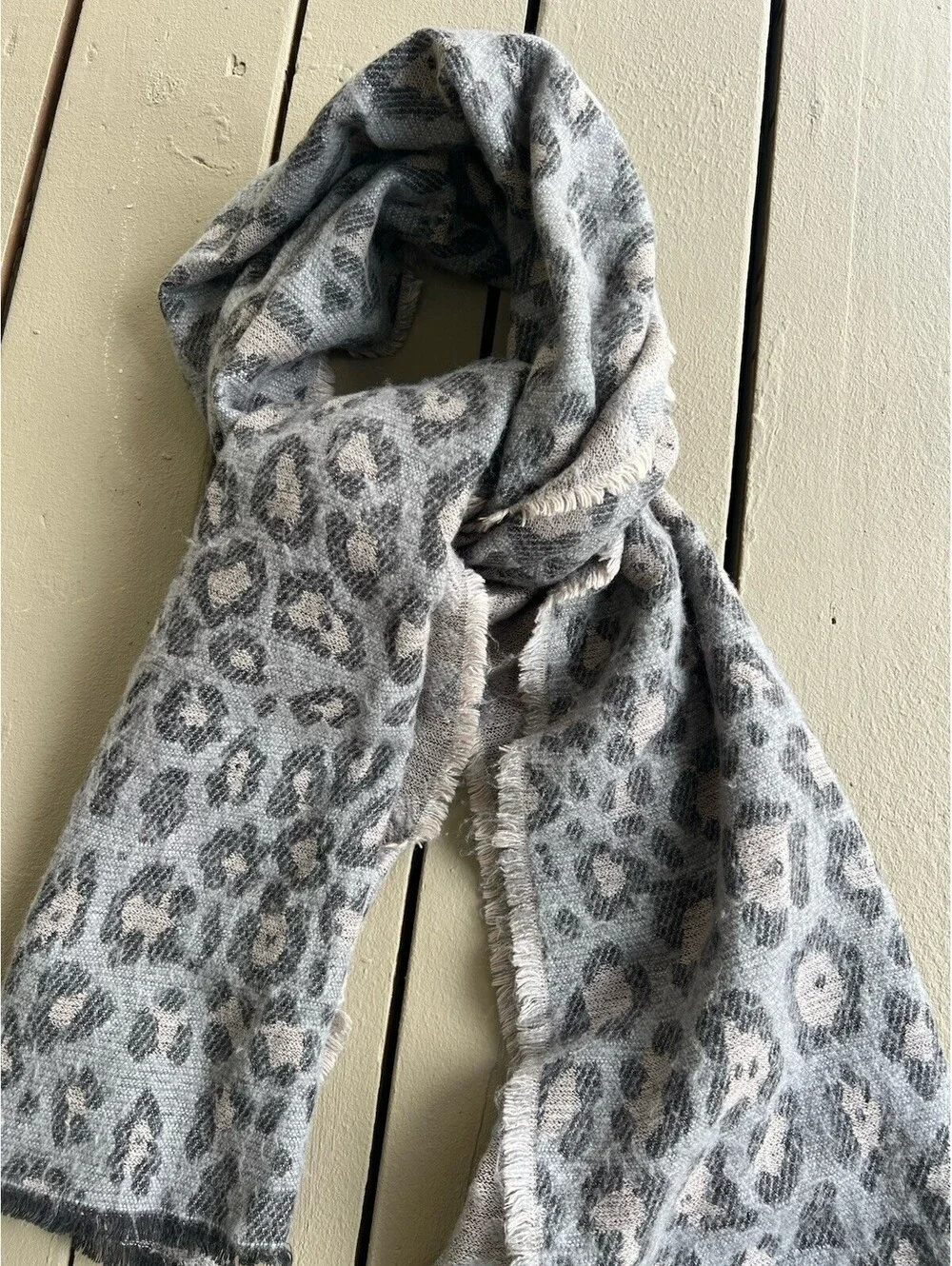 Stella & Dot Women Leopard Print  Gray Scarf One Size 26” X76”.